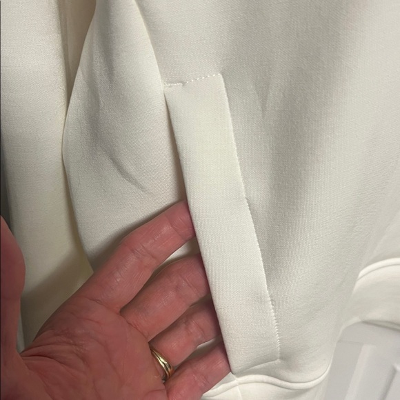 CrossFit Games 2025 - Velites Cream hooded sweatshirt - w/magnetic pockets NEW! - Picture 5 of 10